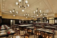 圖片說明：澳門巴黎人提供地道法國味道的「巴黎人法式餐廳」將推出兩款下午茶套餐，為餐廳經典的法式傳統美食再添亮點，當中包括完美誘人的法式下午茶套餐以及舉世聞名的法式薄餅（Galette）配以清新爽口的蘋果酒。火速預訂，前來一嚐正宗法式美味！