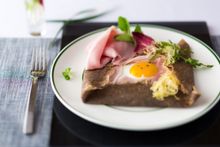 Photo caption: The Parisian Macao’s quintessentially French Brasserie restaurant is offering two delicious food promotions: the perfect French afternoon tea and the famous Galette buckwheat crepe accompanied by refreshing cider. Book now for an authentic 