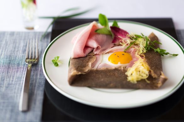 Photo caption: The Parisian Macao’s quintessentially French Brasserie restaurant is offering two delicious food promotions: the perfect French afternoon tea and the famous Galette buckwheat crepe accompanied by refreshing cider. Book now for an authentic 