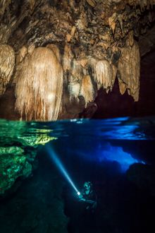 Diving Thundercliff Cave, Christmas Island