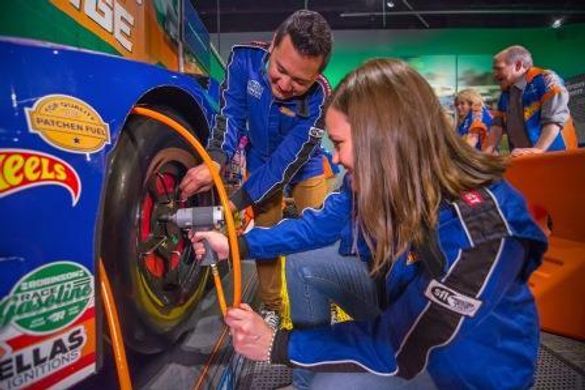 Fun with family in the Pit Stop Challenge at Hot Wheels™: Race to Win™ 