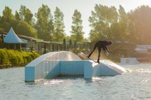 Die Hooksieler Skiterrassen im Wangerland bieten beste Bedinungen zum Wasserskifahren oder Wakeboarden.