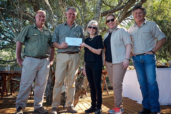 Lucille Sive, CEO of The Travel Corporation’s (TTC) Africa Division, who presented a check for R100,000 to general manager Joe Cloete, Dr. Johan Joubert, head veterinarian, and chief ecologist John O’Brien.