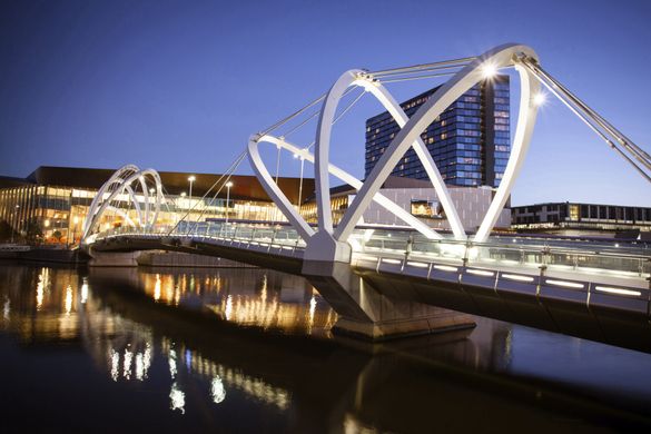 Parent company UOL Group acquires Hilton Melbourne South Wharf, which will be rebranded to Pan Pacific Melbourne in July 2017