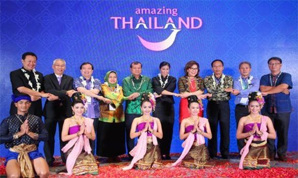 H.E. Kobkarn Wattanavrangkul (5th from right), Thailand’s Minister of Tourism and Sports, and Mr. Yuthasak Supasorn (left), TAT Governor and ASEAN Tourism Ministers and Heads of NTO join hands with high-level tourism officials from ASEAN countries to mark