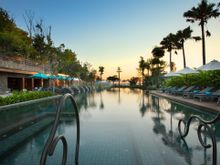 Hotel Indigo Bali Seminyak Beach - Main strand pool with stunning sunset over Seminyak Beach as the backrdop