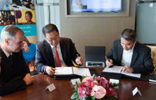 Mr Neo Soon Hup, Chief Financial Officer and Head of Business Development, Pan Pacific Hotels Group (centre) and Mr Tay Swee Eng, Deputy General Manager, PT China Sonangol Media Investment (right) at the signing ceremony for Pan Pacific Serviced Suites Ja