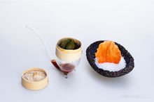 Sea lettuce pasties filled with shrimp, crunchy biscuit of shrimp legs and broth of shrimp head (El Rincon de Juan Carlos)