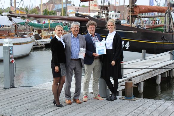 Foto (von links): Olga Osenina, Manager SEO bei HRS; Melf Grantz, Oberbürgermeister von Bremerhaven; Raymond Kisbye, Geschäftsführer der Erlebnis Bremerhaven GmbH; Verena Dolz, PR Manager bei HRS. Foto (von links): Olga Osenina, Manager SEO bei HRS; Melf Grantz, Oberbürgermeister von Bremerhaven; Raymond Kisbye, Geschäftsführer der Erlebnis Bremerhaven GmbH; Verena Dolz, PR Manager bei HRS.
