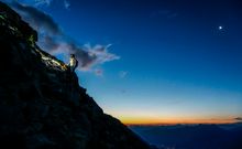  	 Sonnenaufgang im Karwendel Am Gipfel angekommen, kann man in Ruhe den Sonnenaufgang genießen.