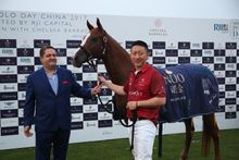 NUO Hotel Beijing’s General Manager Adrian Rudin presenting Best Pony Award