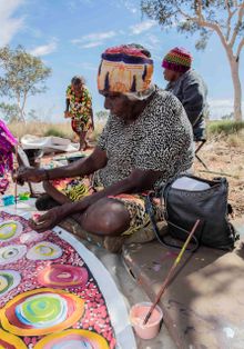 Nola Taylor, Minyari camp painting. Kanyirninpa Jukurrpa, Martumil Artists 