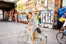 Cycling along the Danube Canal © WienTourismus/Peter Rigaud