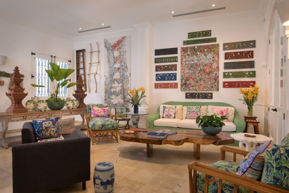 A colorful, antillean design welcomes guests upon arrival. 