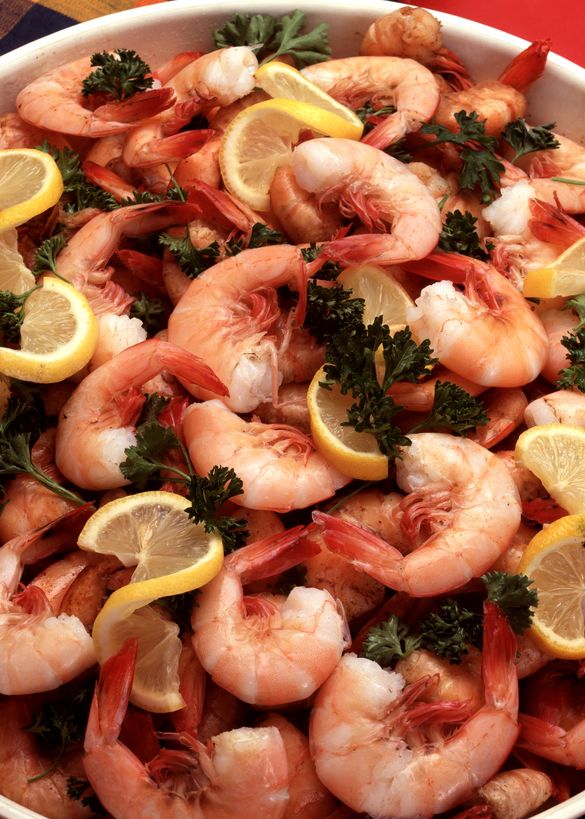 Boiled shrimp with lemons