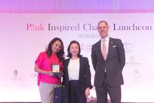 澳門康萊德酒店總經理畢貝禮先生（右）及浪琴澳門區副總裁鄭美齡女士﹝中﹞於澳門康萊德酒店「粉紅革命」慈善午宴上向得獎幸運兒頒贈浪琴嘉嵐系列（La Grande Classique de Longines）腕錶。