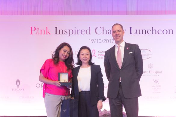 澳門康萊德酒店總經理畢貝禮先生（右）及浪琴澳門區副總裁鄭美齡女士﹝中﹞於澳門康萊德酒店「粉紅革命」慈善午宴上向得獎幸運兒頒贈浪琴嘉嵐系列（La Grande Classique de Longines）腕錶。