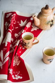Tea towel in red