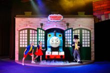 圖片說明：「Thomas & The Little Big Club群星嘉年華」為到訪度假區的旅客舉行一系列的家庭主題娛樂，包括每天舉行的早餐派對、見面會及大巡遊，亦有Thomas & Friends、Barney、Angelina Ballerina、Bob the Builder、Fireman Sam、小企鵝Pingu 以及Mike the Knight等動畫人物現身活動。