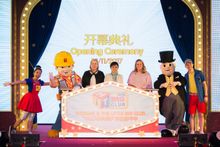 圖片說明：﹝由左至右﹞金沙中國有限公司公共關係部行政總監唐娜、澳門特別行政區政府旅遊局文綺華局長以及Smile Live Entertainment CEO Kate Oliver出席「Thomas & The Little Big Club群星嘉年華」開幕盛典，活動將舉行至2018年3月31日。