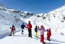 Frosch Sportreisen macht den Familienskiurlaub erschwinglich und schickt die Kinder kostenlos auf die Piste.