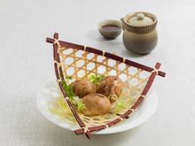 圖片說明：澳門巴黎人的特色餐廳「御蓮宮」推出以頂級食材炮製的全新點心菜單。