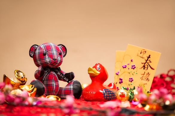 全新春節限量版「蘇格蘭高地系列」紅色格紋康萊德小熊及幸運鴨子由2018年2月16日起在禮品軒獨家發售。
