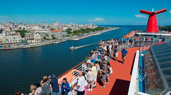 Die Carnival Paradise läuft in Havanna ein