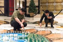 澳門康萊德酒店在酒店大堂放置543支燃點的蠟燭，以支持「2018年地球一小時」活動。