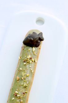 pistachio éclair 