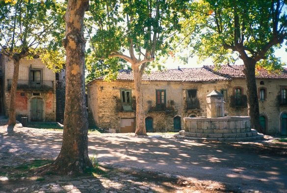 In die Geisterstadt Roscigno Vecchia führt die Wanderreise durch den Cilento In die Geisterstadt Roscigno Vecchia führt die Wanderreise durch den Cilento
