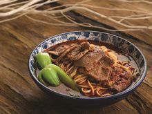 「翡翠餐飲集團」將分別於澳門金沙度假區內的澳門巴黎人及澳門金沙城中心開設「翡翠拉麵小籠包」餐廳，其中澳門巴黎人的新店更是24小時營業。