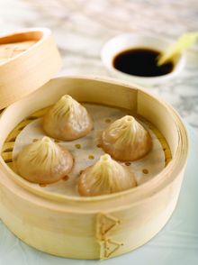 「翡翠餐飲集團」將分別於澳門金沙度假區內的澳門巴黎人及澳門金沙城中心開設「翡翠拉麵小籠包」餐廳，其中澳門巴黎人的新店更是24小時營業。