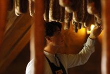 Expertly taken care of: sausage-making at Klausenhof in Bornhagen