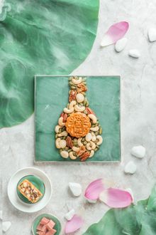 Iberico & Mixed Nuts Moon Cake - v