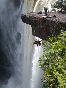 Fotoservice: Adrenalin pur beim Abseilen. Mann kann die Kaieteur Wasserfälle allerdings auch entspannter entdecken 