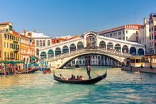 The stunning Rialto Bridge in Venice, Italy