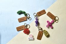 During the campaign period, customers are entitled to redeem one blissful knot with leather embossed lettering by a same-day total spending of HK,500 or above at Temple Mall. Handmade blissful knots are available in 5 designs, representing wishes for Fo