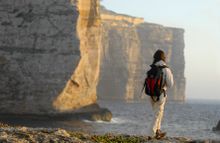 Wandern mit Blick auf die Steilküste