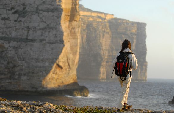 Wandern mit Blick auf die Steilküste