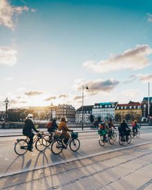 Cyclists on Dronning Louise's Bridge
