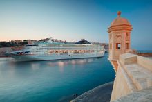 Die Oceana, hier vor Valletta, ist im kommenden Frühjahr in der Arabischen Welt unterwegs