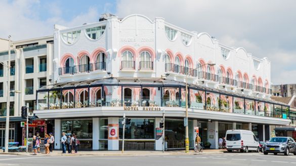Hotel Ravesis exterior (c) Nikki To