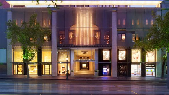Grand Hyatt Melbourne is located on prestigious Collins Street with iconic graffiti filled laneways, famous Flinders Lane food scene, the theatre district and luxury shopping strip right on its doorstep.