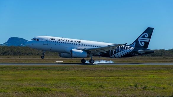 Air New Zealand_Mt Coolum in backdrop