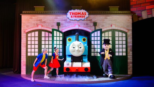 圖片說明:「Thomas & The Little Big Club群星嘉年華」為到訪度假區的旅客舉行一系列的家庭主題娛樂,包括每天舉行的早餐派對、見面會及大巡遊,亦有Thomas & Friends、Barney、Angelina Ballerina、Bob the Builder、Fireman Sam、小企鵝Pingu 以及Mike the Knight等動畫人物現身活動。 圖片說明:「Thomas & The Little Big Club群星嘉年華」為到訪度假區的旅客舉行一系列的家庭主題娛樂,包括每天舉行的早餐派對、見面會及大巡遊,亦有Thomas & Friends、Barney、Angelina Ballerina、Bob the Builder、Fireman Sam、小企鵝Pingu 以及Mike the Knight等動畫人物現身活動。