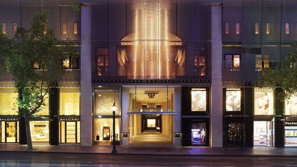Grand Hyatt Melbourne is located on Collins Street with iconic graffiti filled laneways, famous Flinders Lane food scene, theatre district and luxury shopping strip right on its doorstep.