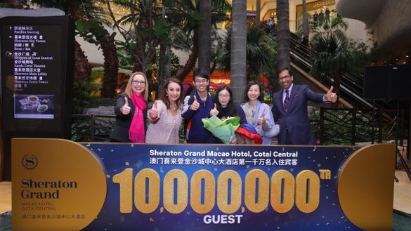 Ms. Janet McNab, Managing Director of Sheraton Grand Macao Hotel and The St. Regis Macao, and senior executives celebrate the arrival of the 10 Millionth Guest, Mr. Yan and Ms. Liu from Hangzhou Ms. Janet McNab, Managing Director of Sheraton Grand Macao Hotel and The St. Regis Macao, and senior executives celebrate the arrival of the 10 Millionth Guest, Mr. Yan and Ms. Liu from Hangzhou