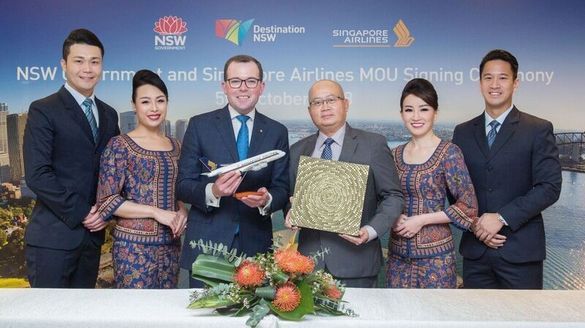 (third from left) Minister Marshall and Mr Yeoh Phee Teik, Singapore Airlines Vice President Customer Experience, together with Singapore Airlines cabin crew, at the signing of the MoU. 