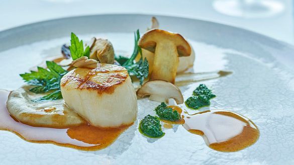 Rech by Alain Ducasee - Grilled sea scallops, raw and cooked ceps